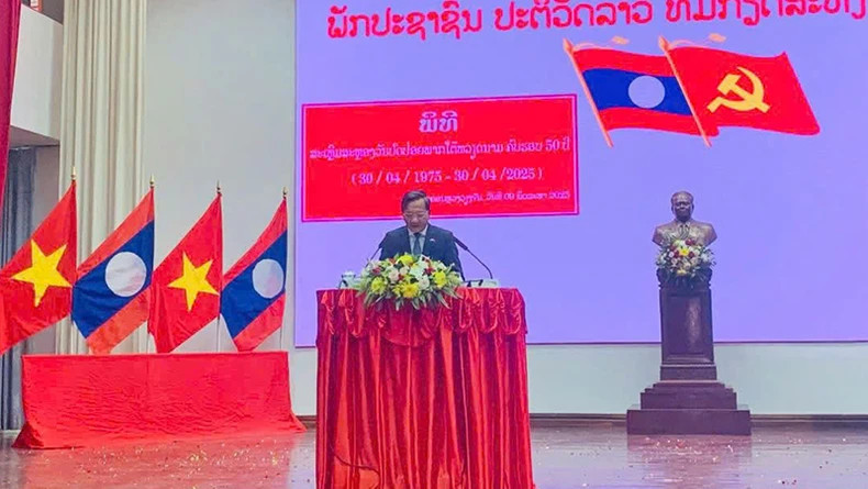 Vietnamese Ambassador to Laos Nguyen Minh Tam addresses the event.