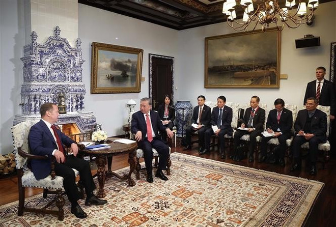 The meeting between General Secretary of the Communist Party of Viet Nam (CPV) To Lam and Dmitry Medvedev, Chairman of the United Russia Party (URP) and Deputy Chairman of the Security Council of Russia, in Moscow on May 9. (Photo: VNA)