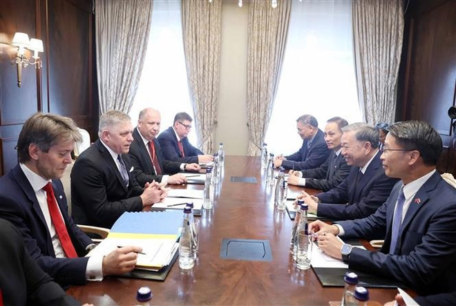 The meeting between Party General Secretary To Lam and Slovak Prime Minister Robert Fico in Moscow (Photo: VNA)