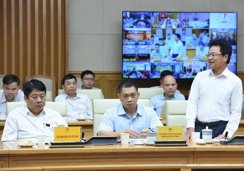 Photo 6: Chairman of the Members’ Council of Viet Nam Railways Corporation, Dang Sy Manh, addresses the meeting. Photo 6: Chairman of the Members’ Council of Viet Nam Railways Corporation, Dang Sy Manh, addresses the meeting.