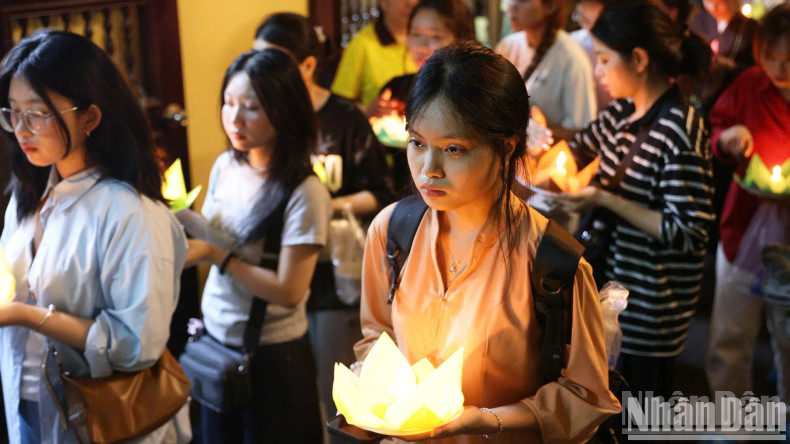 Crowds line the canal, preparing to take part in the lantern ceremony. Crowds line the canal, preparing to take part in the lantern ceremony.