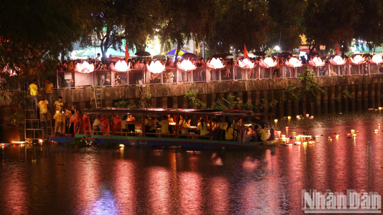 The ritual of floating lanterns has long been a cherished practice maintained by Ho Chi Minh City residents. The ritual of floating lanterns has long been a cherished practice maintained by Ho Chi Minh City residents.