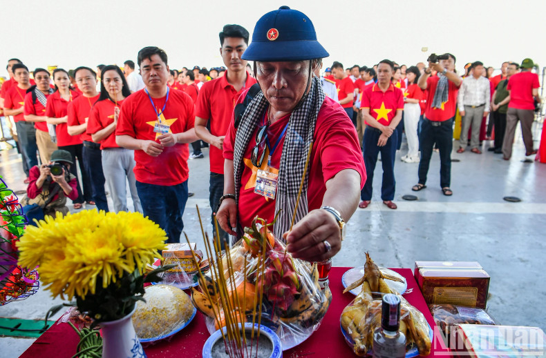 The memorial service for those who died defending the Fatherland’s maritime sovereignty was a sacred moment, deeply appreciated by every member of Delegation No. 25 as they stood amidst the skies and seas of Co Lin–Len Dao–Gac Ma. The memorial service for those who died defending the Fatherland’s maritime sovereignty was a sacred moment, deeply appreciated by every member of Delegation No. 25 as they stood amidst the skies and seas of Co Lin–Len Dao–Gac Ma.