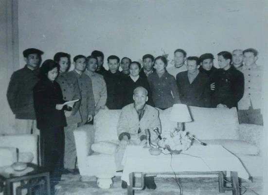 President Ho Chi Minh with staff from the Presidential Office and Voice of Viet Nam during the recording of his 1969 Lunar New Year address. (Archive photo) President Ho Chi Minh with staff from the Presidential Office and Voice of Viet Nam during the recording of his 1969 Lunar New Year address. (Archive photo)