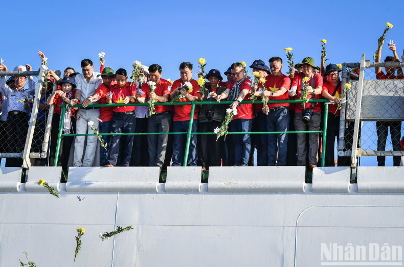 Yellow chrysanthemums were released into the sea in remembrance of the soldiers who perished for the Fatherland and are now resting in the distant ocean. Yellow chrysanthemums were released into the sea in remembrance of the soldiers who perished for the Fatherland and are now resting in the distant ocean.