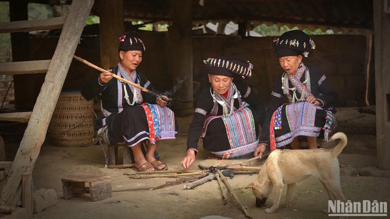Burning the wood to obtain the blackening material.