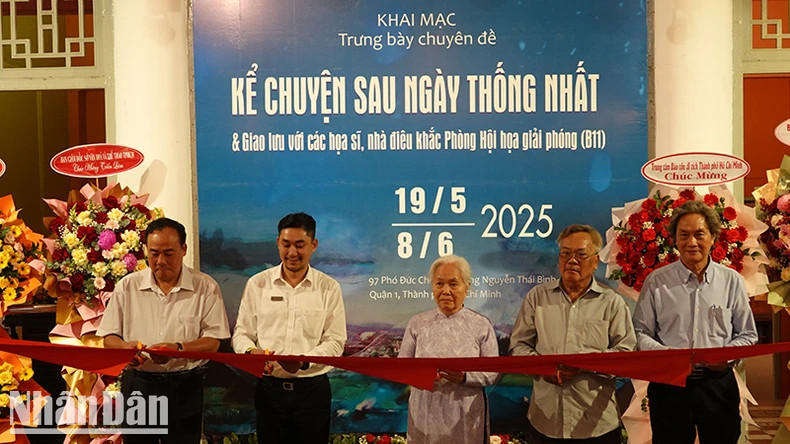 Delegates cut the ribbon at the exhibition opening ceremony. (Photo: MANH HAO)