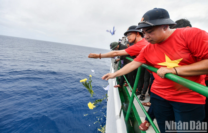 Journalist Pham Huu Quang, Deputy Editor-in-Chief of Ngay Nay Magazine, could not hold back his tears as he released flowers and paper cranes in tribute to the heroes who fell at the sacred waters of Gac Ma. Journalist Pham Huu Quang, Deputy Editor-in-Chief of Ngay Nay Magazine, could not hold back his tears as he released flowers and paper cranes in tribute to the heroes who fell at the sacred waters of Gac Ma.