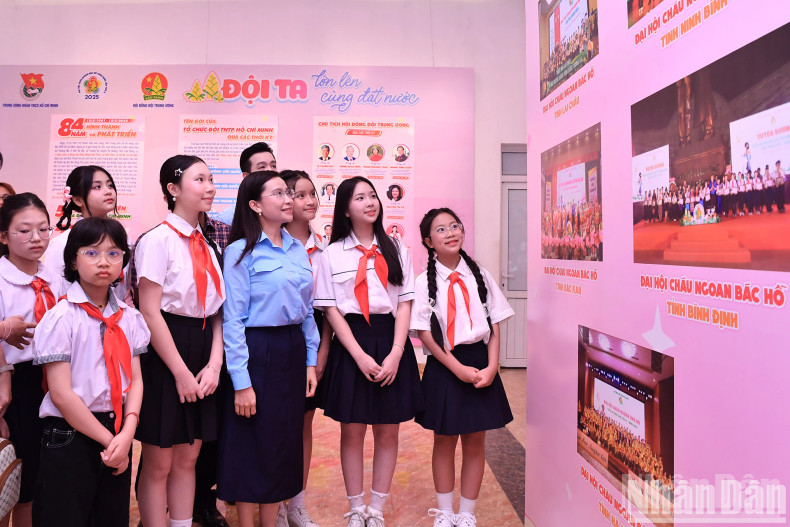 Nguyen Pham Duy Trang, Secretary of the Ho Chi Minh Communist Youth Union Central Committee and Chairwoman of the Ho Chi Minh Young Pioneer Organisation Central Council (in blue), visits the exhibition with delegates of the 10th National Congress of Uncle Ho’s Good Children.