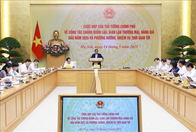Prime Minister Pham Minh Chinh chairs the working session with ministries and central agencies on May 14 to assess the efficiency of smuggling, trade fraud, and counterfeit goods prevention and combat. (Photo: VNA)