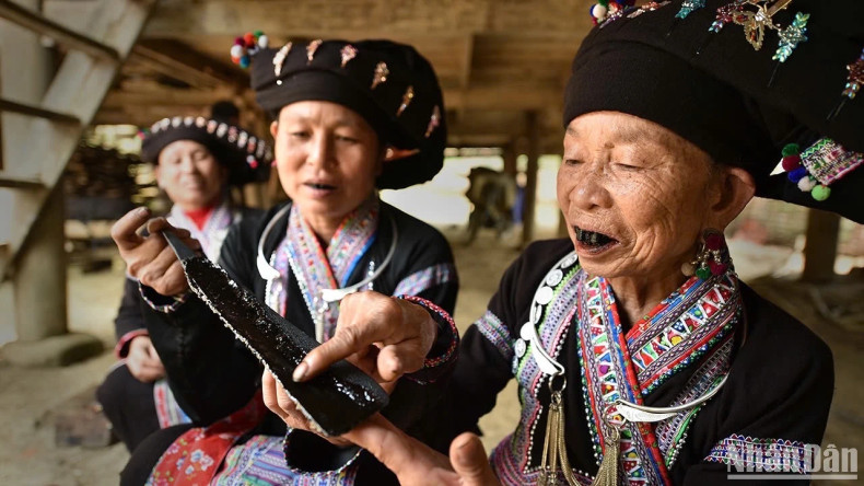 The main material used in the process is charcoal made from burnt forest wood.