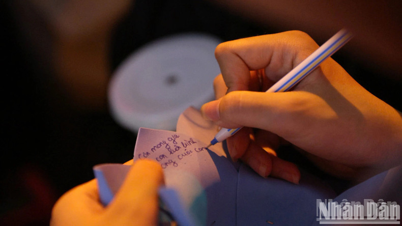 This year, the pagoda prepared 6,000 lanterns for distribution to devotees. This year, the pagoda prepared 6,000 lanterns for distribution to devotees.