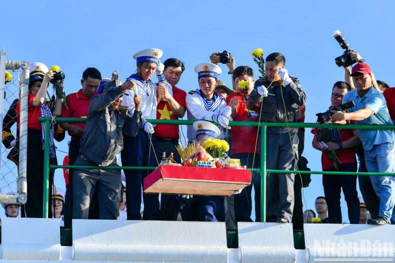 Following the incense offering, the delegation held a ceremonial release of wreaths, offerings, paper cranes, and floating lanterns to honour the spirits of the fallen soldiers. Following the incense offering, the delegation held a ceremonial release of wreaths, offerings, paper cranes, and floating lanterns to honour the spirits of the fallen soldiers.