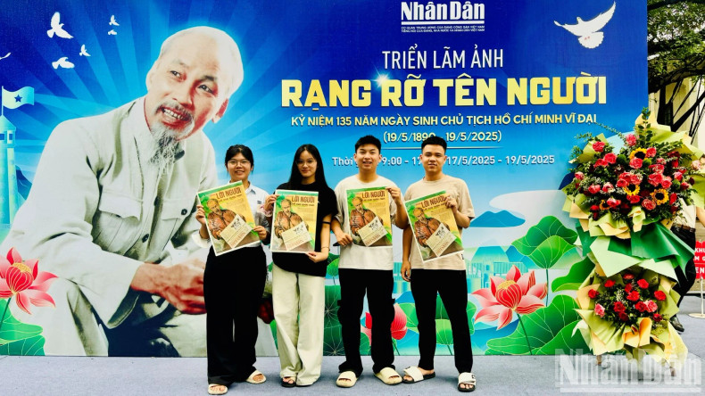Young readers checking in at the exhibition with the commemorative issue in hand. Young readers checking in at the exhibition with the commemorative issue in hand.