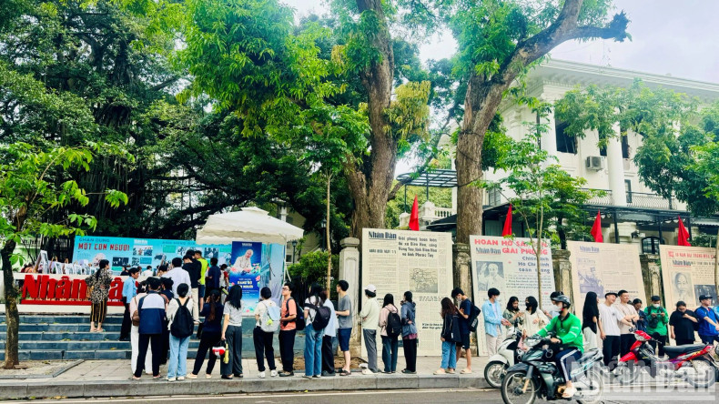 Public interest in commemorative and historical tribute activities is reflected in these images. (Photo: HNV) Public interest in commemorative and historical tribute activities is reflected in these images. (Photo: HNV)