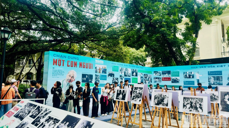 Crowds patiently queue to receive the special issue. (Photo: HNV) Crowds patiently queue to receive the special issue. (Photo: HNV)