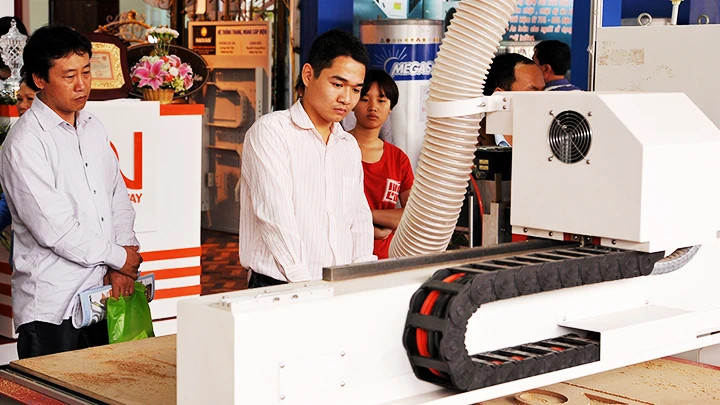 Wood manufacturers invest in machinery to meet technical requirements. (Photo: SONG ANH) Wood manufacturers invest in machinery to meet technical requirements. (Photo: SONG ANH)