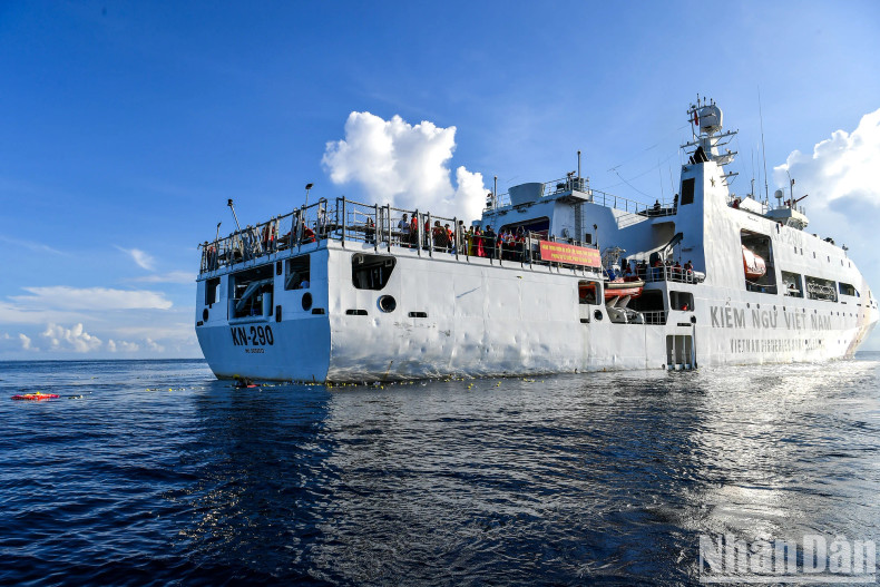 From the lower deck of a canoe looking up at the KN-290’s deck, Delegation No. 25 can be seen with eyes closed and faces lifted towards the sky in a deeply emotional moment. From the lower deck of a canoe looking up at the KN-290’s deck, Delegation No. 25 can be seen with eyes closed and faces lifted towards the sky in a deeply emotional moment.