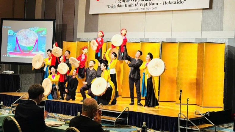 The performance received warm applause from Japanese audiences. (Photo: Thang Long Water Puppet Theatre) The performance received warm applause from Japanese audiences. (Photo: Thang Long Water Puppet Theatre)