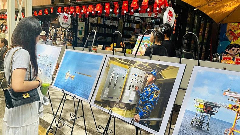 The exhibition captures the resilient and optimistic spirit of soldiers and civilians on the islands and DK1 platforms.