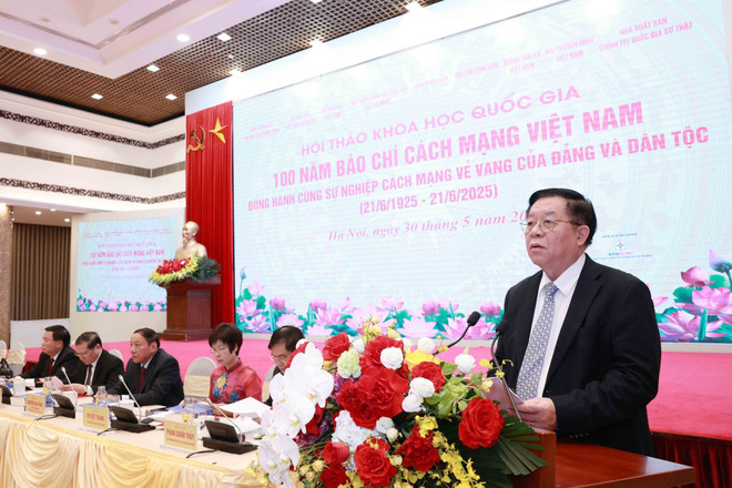 Politburo member, Secretary of the Party Central Committee and Chairman of its Commission for Information, Education and Mass Mobilisation Nguyen Trong Nghia speaks at the seminar. (Photo: VNA)