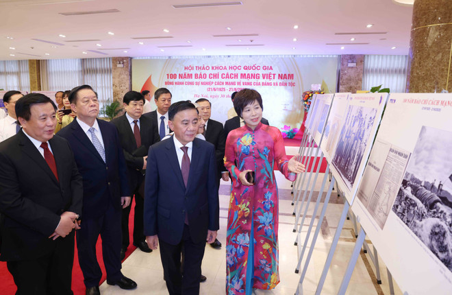 General Director of the Vietnam News Agency Vu Viet Trang (first, right) introduces photos honouring 100 years of the Vietnamese revolutionary press to delegates. (Photo: VNA)
