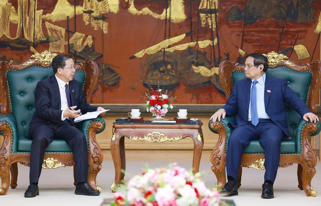 Prime Minister Pham Minh Chinh (R) receives Peng Gangping, Chairman of China Huadian Engineering Co., Ltd. (Photo: VNA) Prime Minister Pham Minh Chinh (R) receives Peng Gangping, Chairman of China Huadian Engineering Co., Ltd. (Photo: VNA)