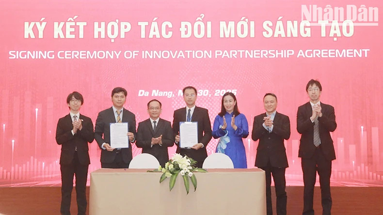Signing ceremony of strategic cooperation agreements between organisations, investment funds, and innovative start-ups.
