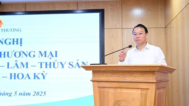 Minister of Agriculture and Environment Do Duc Duy speaks at the conference.