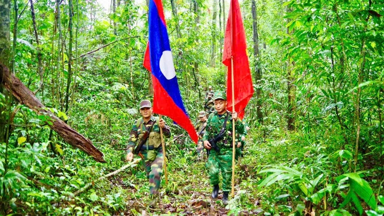 Joint patrol forces overcoming terrain and weather challenges. (Photo: Le Thach) Joint patrol forces overcoming terrain and weather challenges. (Photo: Le Thach)