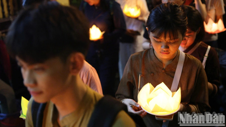 Lighting and releasing lanterns carries deep spiritual meaning in Buddhism. Each glowing light holds a prayer for kindness, serenity, and blessings for oneself and loved ones. Lighting and releasing lanterns carries deep spiritual meaning in Buddhism. Each glowing light holds a prayer for kindness, serenity, and blessings for oneself and loved ones.