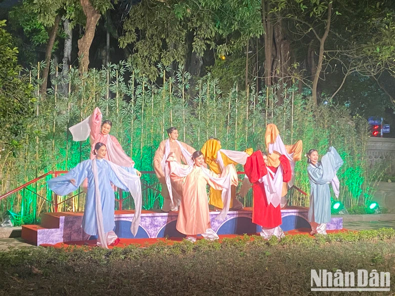Outdoor scenes staged in the temple courtyard. Outdoor scenes staged in the temple courtyard.