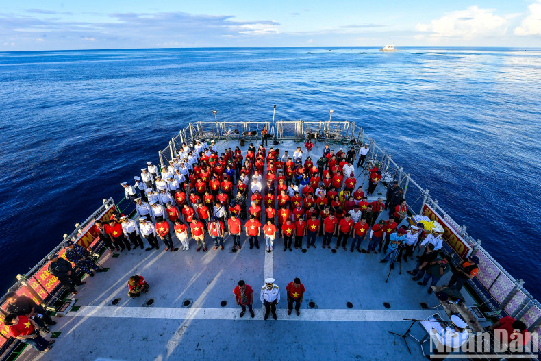 As part of Delegation No. 25’s journey, a memorial service was solemnly held in the waters of Gac Ma, Co Lin, and Len Dao to honour 64 officers and soldiers who bravely laid down their lives to defend the nation’s maritime territory. As part of Delegation No. 25’s journey, a memorial service was solemnly held in the waters of Gac Ma, Co Lin, and Len Dao to honour 64 officers and soldiers who bravely laid down their lives to defend the nation’s maritime territory.