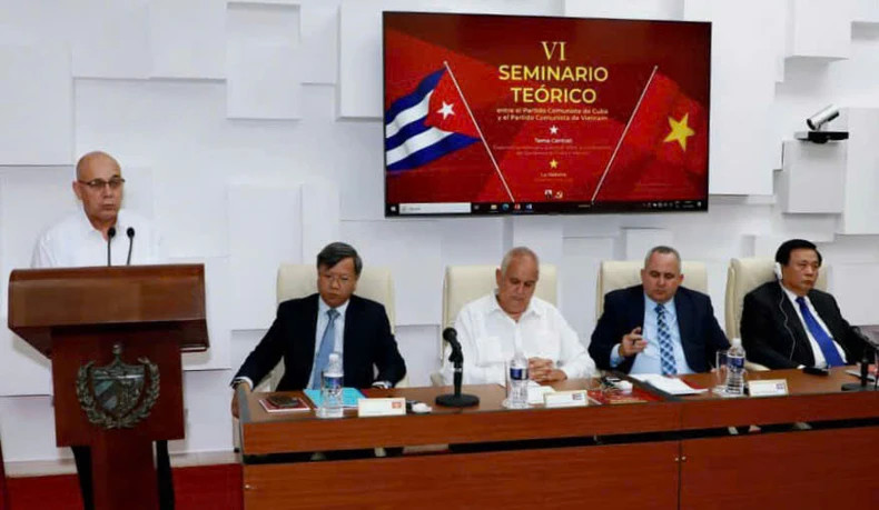 Roberto Morales Ojeda addresses the workshop. (Photo: Vietnamese Embassy in Cuba)