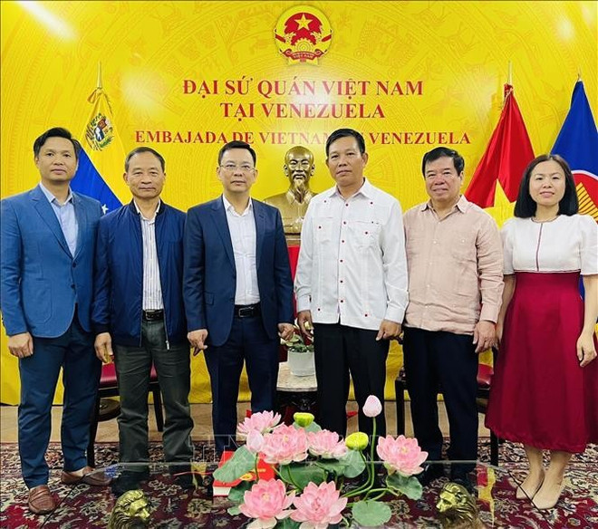 The VUFO delegation poses for a commemorative photo with representatives of the Vietnamese Embassy in Venezuela. (Photo published by VNA) The VUFO delegation poses for a commemorative photo with representatives of the Vietnamese Embassy in Venezuela. (Photo published by VNA)