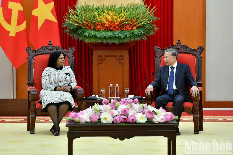 General Secretary To Lam receives First Deputy Secretary General of South Africa’s African National Congress Nomvula Mokonyane. General Secretary To Lam receives First Deputy Secretary General of South Africa’s African National Congress Nomvula Mokonyane.