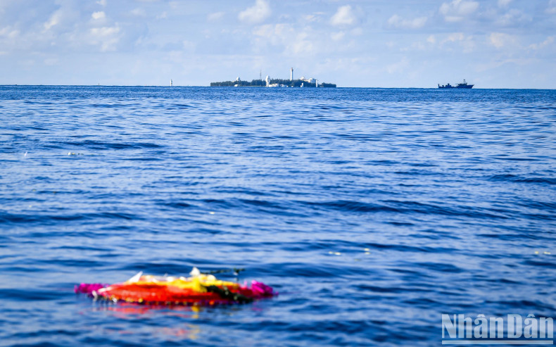 A wreath was gently released into the sea at the Truong Sa (Spratly) Archipelago to remember the martyrs who fell in the prime of youth, now becoming waves eternally lapping the shores of the nation. A wreath was gently released into the sea at the Truong Sa (Spratly) Archipelago to remember the martyrs who fell in the prime of youth, now becoming waves eternally lapping the shores of the nation.
