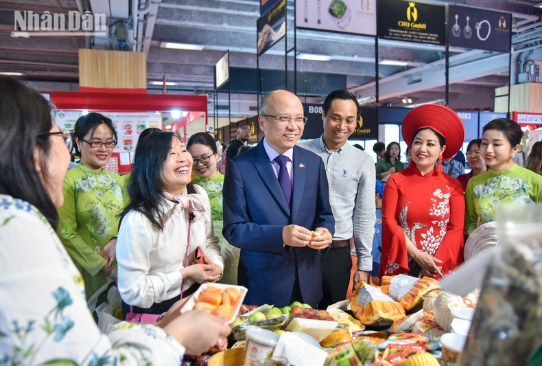 This year’s pavilion continues to draw crowds, with the notable presence of businesses such as Vietnam-France Market — a well-known importer and distributor of Vietnamese goods in France.