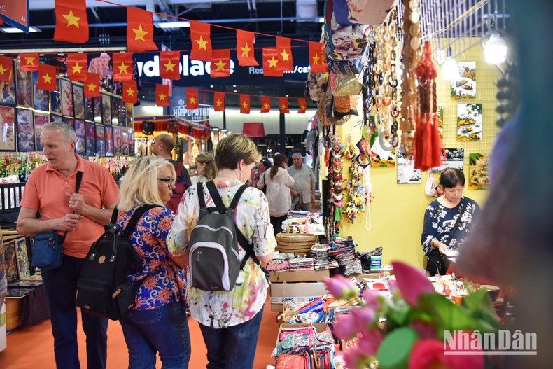 Steven Abajoli commends the involvement of the Vietnamese Cultural Centre in France, which has helped turn the pavilion into a must-visit cultural spot.