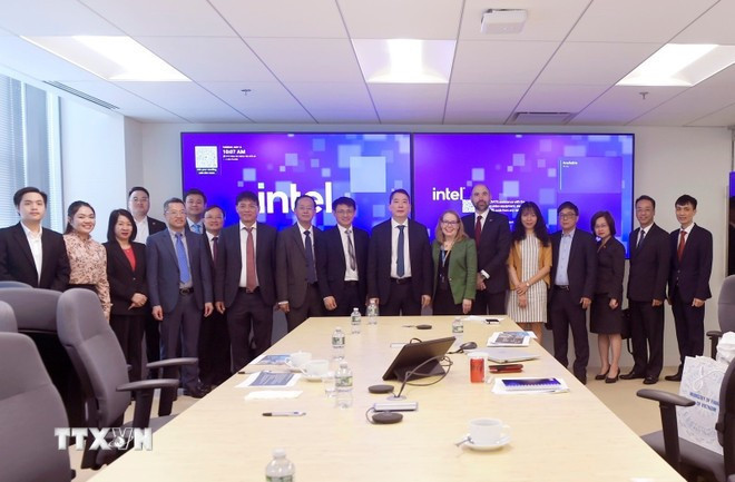 Deputy Minister Cao Anh Tuan (8th, right) and members of the working delegation pose for a photo with representatives of Intel Corporation. (Photo: VNA)