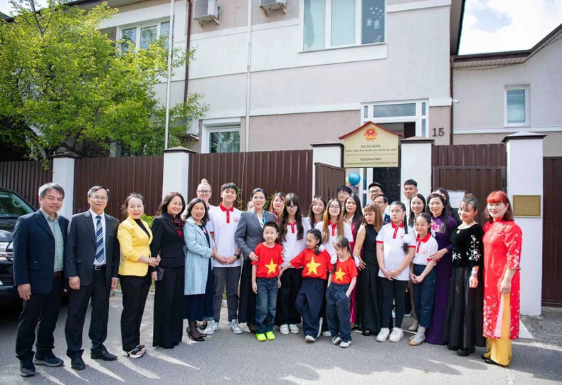 Ngo Phuong Ly poses for a group photo with the children, teachers, and staff of the class.