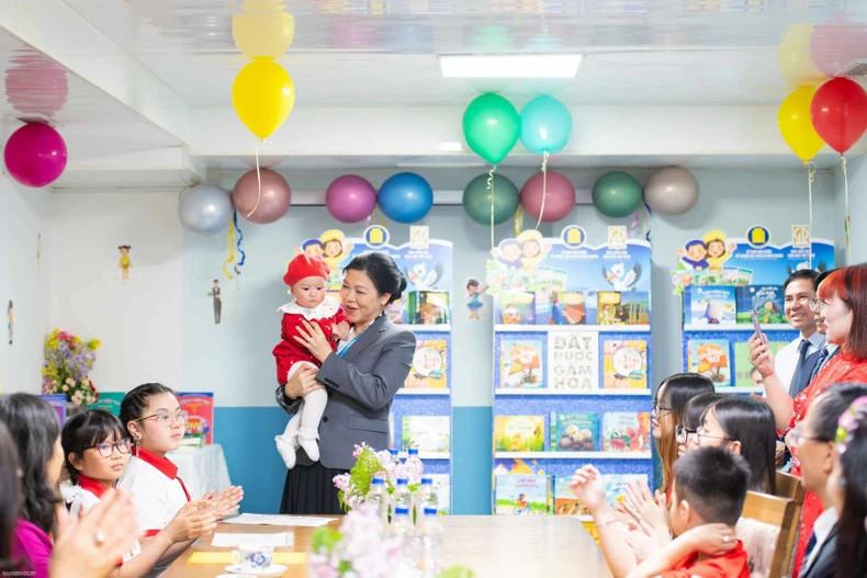 Ngo Phuong Ly with the children in the classroom.
