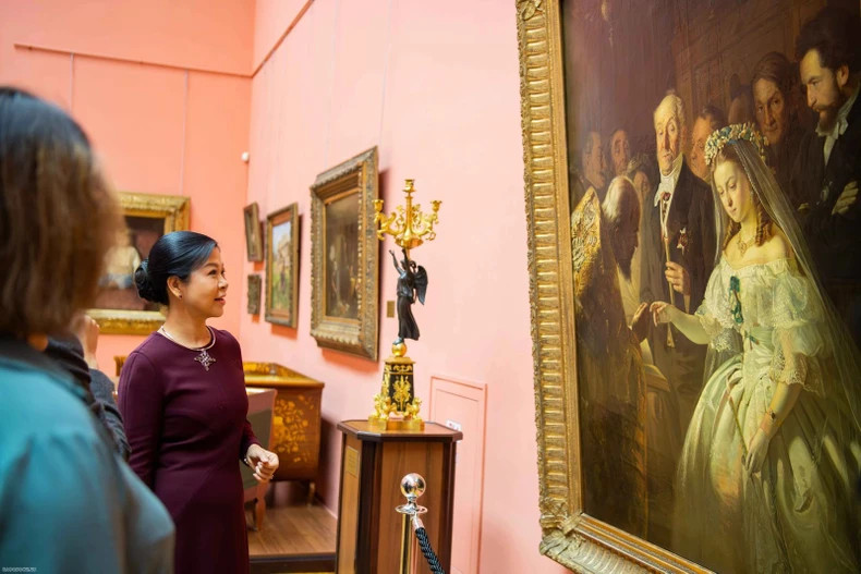 Ngo Phuong Ly visits the National Art Museum of Belarus.