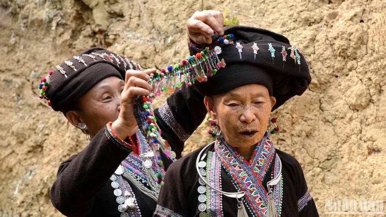 The blackened teeth tradition stems from the aesthetic ideals of Lao people.