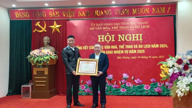 On behalf of the Prime Minister, Truong Quang Hai, Director of the Bac Giang Department of Culture, Sports and Tourism, presents a Certificate of Merit to Nguyen Dac Hong, Director of Bac Giang Library, in 2024. On behalf of the Prime Minister, Truong Quang Hai, Director of the Bac Giang Department of Culture, Sports and Tourism, presents a Certificate of Merit to Nguyen Dac Hong, Director of Bac Giang Library, in 2024.