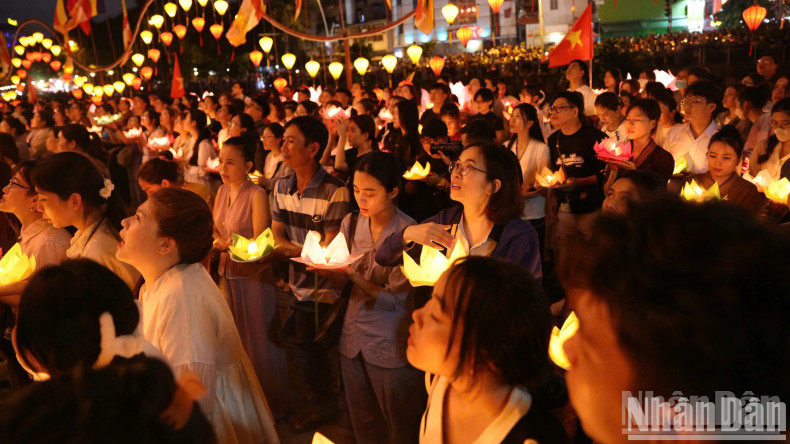 Together, they offered sincere prayers for world peace, national prosperity, and relief from suffering across humanity. Together, they offered sincere prayers for world peace, national prosperity, and relief from suffering across humanity.