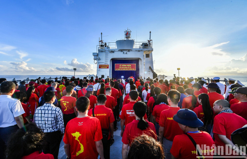 In an atmosphere of solemnity, the 100-member delegation, comprising press leaders and reporters from across the country, stood in silence to pay homage to the 64 fallen officers and soldiers. In an atmosphere of solemnity, the 100-member delegation, comprising press leaders and reporters from across the country, stood in silence to pay homage to the 64 fallen officers and soldiers.