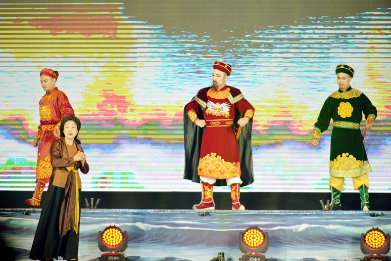 The play reviews the story of the Bach Dang victory against the Mongols in 1288.