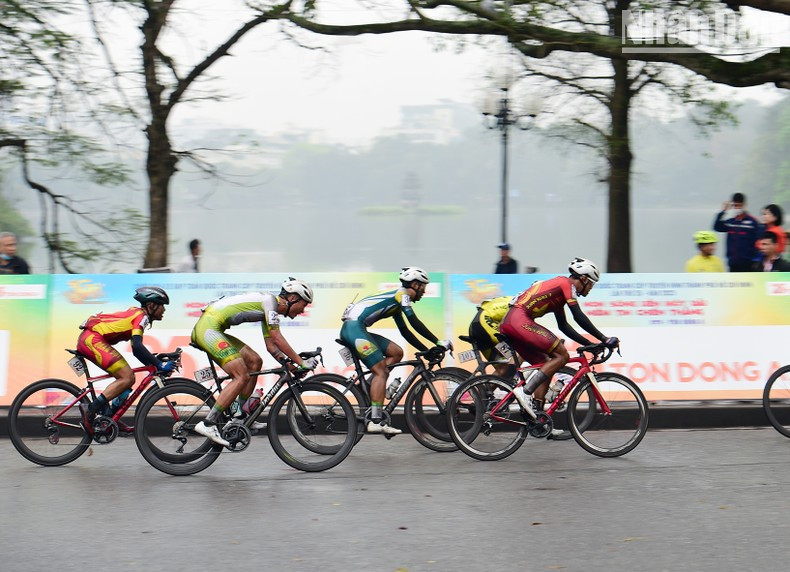 Athletes compete in the first stage with 25 laps around Hoan Kiem Lake.