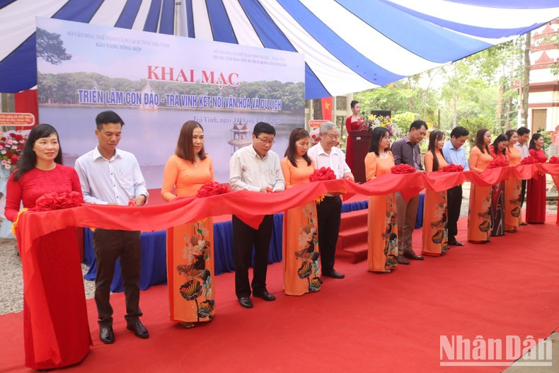 Delegations cutting ribbon to open the exhibition.
